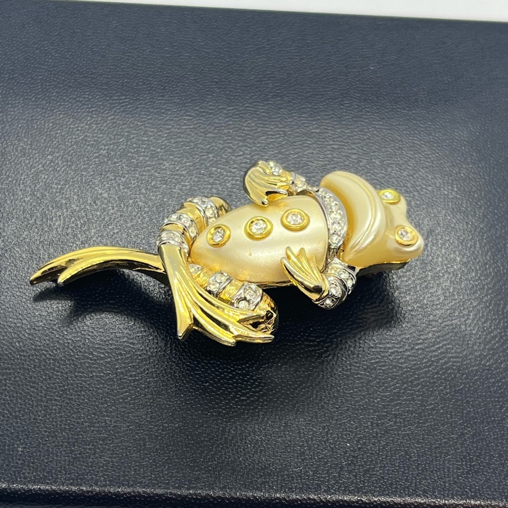 Kenneth Jay Lane Frog Brooch Pin Vintage Lucite E… - image 5
